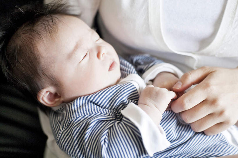 东方人,婴儿,儿童,脸,头,脸颊,手,两个人,家庭,母亲,坐,躺,闭眼,握手,睡,横图,俯视,室内,特写,白天,婴儿服装,纯洁,沙发,亚洲,双手,服装,朦胧,模糊,休闲装,黄种人,肩膀,小孩,衣服,休闲,温暖,温馨,一家人,手部,休闲服,可爱,母爱,童年,童趣,服饰,活泼,和睦,关爱,亲情,宝宝,童真,纯真,烂漫,无邪,母婴,卧着,伶俐,天真,年轻女性,女人,女性,亚洲人,孩子,年轻人,头部,脸部,脸蛋,面部,闭眼睛,闭着眼,闭着眼睛,搀手,困,困觉,拉手,寝息,手搀手,手拉手,手牵手,手握手,睡觉,躺着,卧,坐着,彩图,高角度拍摄,婴儿服,融洽,皮沙发,襁褓