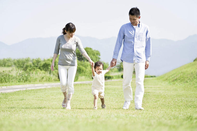 东方人,儿童,三个人,家庭,夫妻,母亲,父亲,女儿,站,握手,笑,微笑,露齿笑,横图,室外,白天,正面,爱情,纯洁,草地,草坪,树林,植物,亚洲,阴影,服装,朦胧,模糊,光线,影子,浪漫,注视,休闲装,黄种人,草,树,树木,小孩,衣服,蓝色,绿色,蓝天,天空,阳光,自然,天,观察,看,站着,休闲,温暖,温馨,父女,母女,三口之家,一家人,休闲服,恩爱,父爱,可爱,母爱,童年,童趣,恋人,服饰,生长,晴朗,成长,观看,和睦,察看,关爱,关注,亲情,童真,烂漫,无邪,万里无云,天真,男人,男性,年轻男性,年轻女性,女孩,女人,女性,亚洲人,孩子,年轻人,夫妇,情侣,晴空,晴空万里,搀手,拉手,手搀手,手拉手,手牵手,手握手,站立,彩图,全身,伴侣,融洽,女生