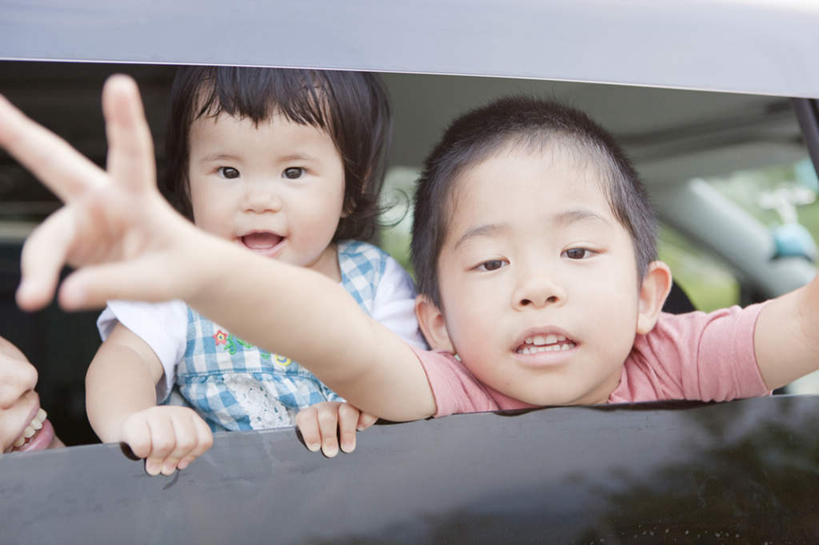 东方人,儿童,脸,头,脸颊,手,三个人,家庭,母亲,女儿,儿子,坐,笑,微笑,露齿笑,横图,室外,特写,白天,正面,快乐,兴奋,纯洁,骄傲,成功,胜利,窗户,汽车,亚洲,握,服装,朦胧,模糊,注视,休闲装,黄种人,肩膀,玻璃窗,车,小孩,衣服,车窗,交通工具,轿车,观察,看,手势,休闲,温暖,温馨,母女,母子,一家人,手部,休闲服,可爱,母爱,童年,童趣,自信,握着,服饰,观看,单手,和睦,察看,关注,载具,童真,烂漫,无邪,天真,男孩,男人,男性,年轻女性,女孩,女人,女性,亚洲人,孩子,年轻人,头部,脸部,脸蛋,面部,坐着,半身,彩图,欢乐,开心,融洽,男生,女生