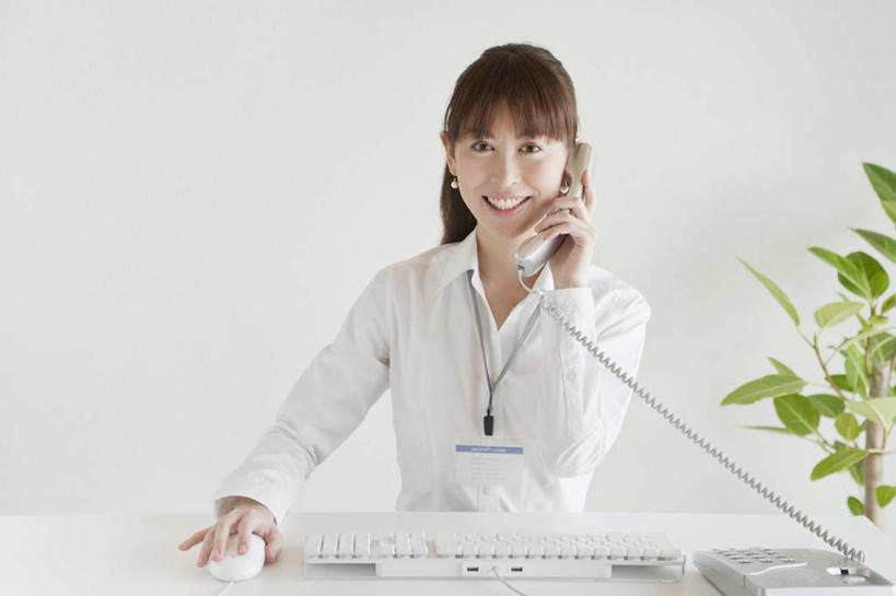 东方人,一个人,商务人士,商务女性,坐,笑,打电话,微笑,露齿笑,横图,室内,白天,白色背景,正面,电脑,笔记本电脑,鼠标,键盘,植物,桌子,电话,亚洲,仅一个年轻女性,仅一个女性,仅一个人,握,套装,网络,挂牌,盆栽,办公桌,盆景,注视,黄种人,输入设备,通讯设备,一个,绿色,自然,话筒,观察,看,电话线,握着,摄影,影棚,生长,单个,成长,观看,点击,察看,无线,关注,通信设备,商务装,无线网络,无线上网,便携式电脑,工薪阶层,交流,手提电脑,年轻女性,女人,女性,亚洲人,白领,上班族,电话机,沟通,通话,坐着,半身,彩图,影棚拍摄,拍摄