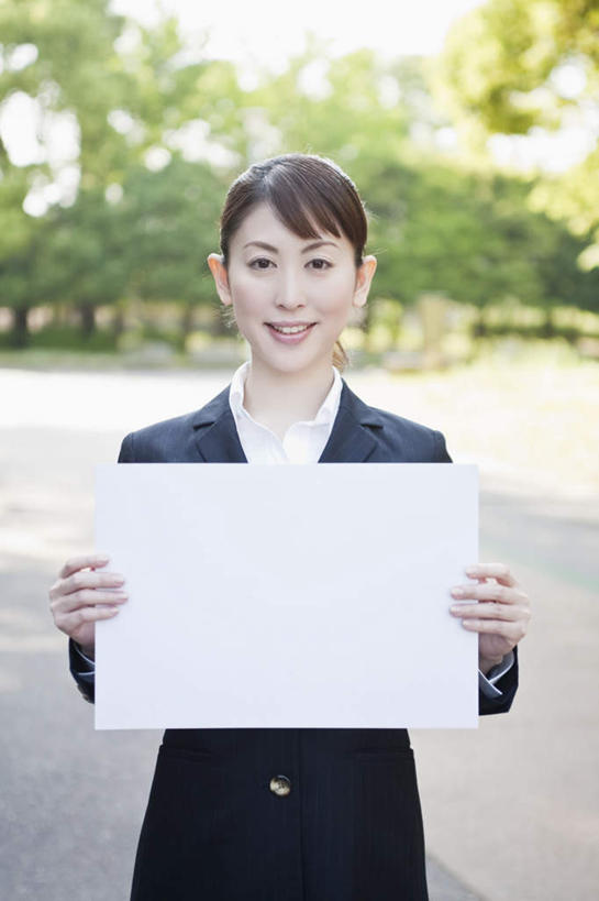 东方人,一个人,商务人士,商务女性,站,笑,微笑,露齿笑,竖图,室外,白天,正面,树林,植物,道路,路,公路,亚洲,仅一个年轻女性,仅一个女性,仅一个人,握,阴影,套装,朦胧,模糊,光线,影子,纸张,交通,拿,拿着,注视,黄种人,树,树木,绿色,阳光,自然,观察,看,站着,握着,生长,成长,观看,察看,关注,商务装,工薪阶层,年轻女性,女人,女性,亚洲人,白领,上班族,马路,站立,半身,彩图