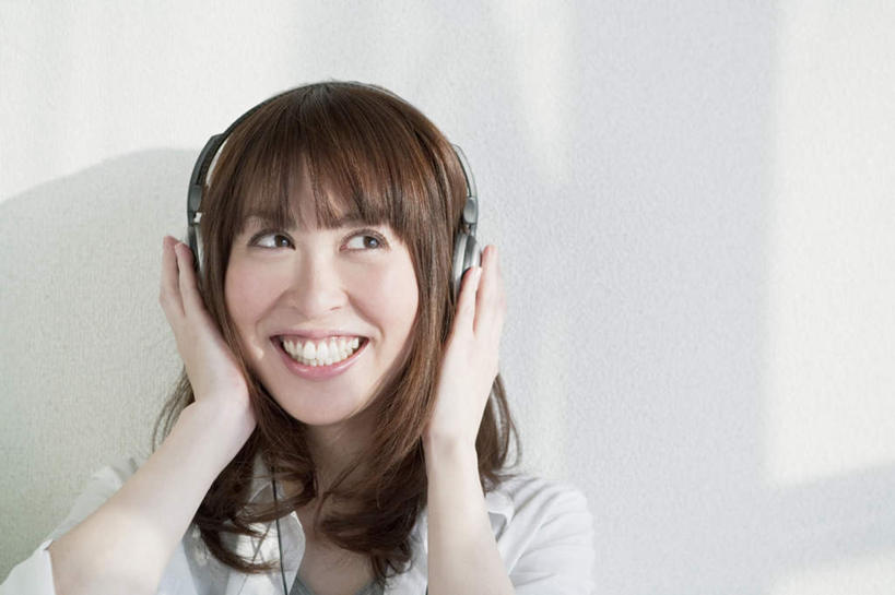 东方人,一个人,坐,笑,微笑,露齿笑,横图,室内,白天,正面,快乐,满意,幸福,亚洲,仅一个年轻女性,仅一个女性,仅一个人,阴影,服装,光线,影子,音响,音乐,注视,休闲装,黄种人,娱乐,衣服,耳机,观察,看,享受,休闲,休闲服,放松,服饰,观看,察看,舒适,享乐,关注,年轻女性,女人,女性,亚洲人,坐着,半身,彩图