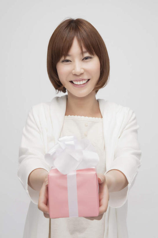 东方人,一个人,站,笑,微笑,露齿笑,竖图,室内,白天,白色背景,正面,礼盒,礼物,亚洲,仅一个年轻女性,仅一个女性,仅一个人,服装,纸盒,注视,休闲装,黄种人,盒子,衣服,粉色,包装盒,礼品盒,观察,看,站着,休闲,休闲服,摄影,服饰,礼品,影棚,观看,察看,关注,年轻女性,女人,女性,亚洲人,站立,半身,彩图,影棚拍摄,拍摄