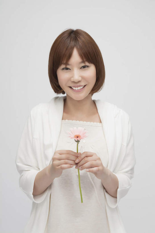 东方人,一个人,站,笑,微笑,露齿笑,竖图,室内,白天,白色背景,正面,快乐,幸福,亚洲,仅一个年轻女性,仅一个女性,仅一个人,服装,茎,玛格丽特,注视,休闲装,黄种人,雏菊,衣服,粉色,观察,看,站着,休闲,休闲服,菊花,活力,摄影,服饰,影棚,观看,希望,察看,坚强,关注,和平,离别,延命菊,幸福花,春菊,马兰头花,暗恋,纯情,单恋,天真,年轻女性,女人,女性,亚洲人,站立,半身,彩图,影棚拍摄,愉快,拍摄