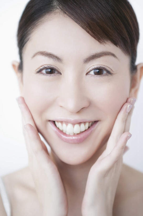 东方人,脸,头,脸颊,手,一个人,站,笑,摸,微笑,露齿笑,竖图,室内,特写,白天,白色背景,正面,吊带,亚洲,双手,仅一个年轻女性,仅一个女性,仅一个人,抚摸,服装,注视,吊带衫,休闲装,黄种人,衣服,唇彩,观察,看,站着,休闲,手部,休闲服,摄影,服饰,影棚,观看,察看,关注,年轻女性,女人,女性,亚洲人,头部,脸部,脸蛋,面部,触摸,接触,站立,半身,彩图,影棚拍摄,拍摄