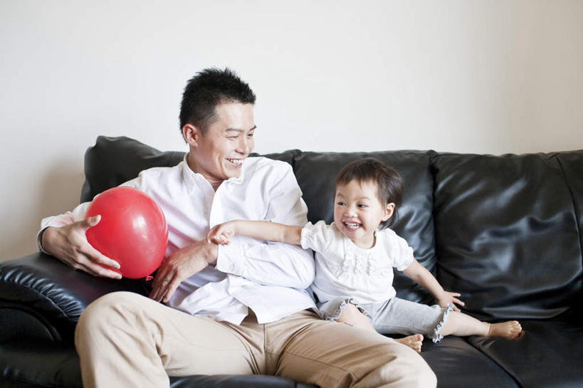 东方人,儿童,两个人,家庭,父亲,儿子,坐,笑,微笑,露齿笑,横图,室内,白天,正面,衬衫,游戏,纯洁,沙发,玩具,亚洲,握,服装,塑料,墙,拿,玩,拿着,注视,休闲装,黄种人,娱乐,墙壁,墙面,一个,小孩,衣服,红色,白色,黑色,气球,塑料制品,观察,看,休闲,温暖,温馨,父子,一家人,休闲服,充气玩具,橡胶,父爱,可爱,童年,童趣,益智,握着,服饰,单个,观看,活动,和睦,察看,发泄,关注,消遣,智力,童真,橡胶制品,烂漫,无邪,宣泄,天真,男孩,男人,男性,年轻男性,亚洲人,孩子,年轻人,玩耍,嬉戏,坐着,半身,彩图,衬衣,融洽,男生,皮沙发