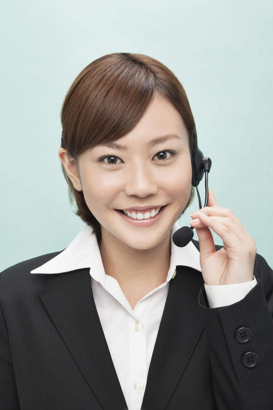 东方人,脸,头,脸颊,手,一个人,商务人士,商务女性,站,笑,微笑,露齿笑,竖图,室内,特写,白天,正面,亚洲,仅一个年轻女性,仅一个女性,仅一个人,握,绿色背景,套装,拿,话务员,拿着,注视,黄种人,肩膀,耳机,耳麦,话筒,观察,看,站着,手部,握着,摄影,影棚,观看,单手,察看,麦克风,关注,商务装,工薪阶层,客服人员,电话销售,年轻女性,女人,女性,亚洲人,头部,脸部,脸蛋,面部,白领,接线员,上班族,站立,半身,彩图,影棚拍摄,拍摄