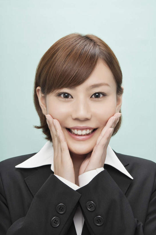 东方人,脸,头,脸颊,手,一个人,商务人士,商务女性,站,笑,摸,微笑,露齿笑,竖图,室内,特写,白天,正面,亚洲,双手,仅一个年轻女性,仅一个女性,仅一个人,抚摸,绿色背景,套装,话务员,注视,黄种人,肩膀,观察,看,站着,手部,摄影,影棚,观看,察看,关注,商务装,工薪阶层,客服人员,电话销售,年轻女性,女人,女性,亚洲人,头部,脸部,脸蛋,面部,白领,接线员,上班族,触摸,接触,站立,半身,彩图,影棚拍摄,拍摄
