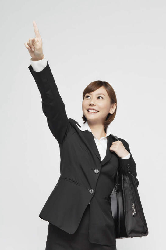 东方人,一个人,商务人士,商务女性,站,举,竖图,室内,白天,白色背景,正面,亚洲,仅一个年轻女性,仅一个女性,仅一个人,套装,包,皮包,话务员,注视,黄种人,黑色,观察,看,托,站着,摄影,影棚,观看,单肩包,察看,关注,商务装,工薪阶层,客服人员,电话销售,年轻女性,女人,女性,亚洲人,白领,接线员,上班族,举起,举手,举着,抬头,向上举,向上伸,向上托,仰头,站立,半身,彩图,影棚拍摄,拍摄