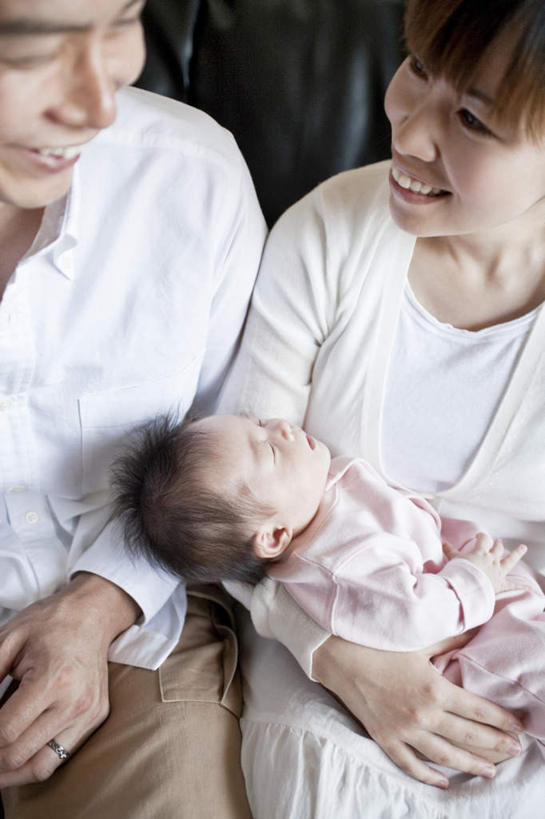 东方人,婴儿,儿童,三个人,家庭,夫妻,母亲,父亲,坐,抱,笑,微笑,露齿笑,竖图,俯视,室内,白天,婴儿服装,爱情,纯洁,沙发,亚洲,服装,浪漫,注视,休闲装,黄种人,小孩,衣服,观察,看,休闲,温暖,温馨,父子,母子,三口之家,一家人,休闲服,恩爱,父爱,可爱,母爱,恋人,服饰,活泼,抱着,观看,和睦,察看,搂着,关注,宝宝,纯真,烂漫,无邪,伶俐,天真,男人,男性,年轻男性,年轻女性,女人,女性,亚洲人,孩子,年轻人,夫妇,情侣,怀抱,搂,搂抱,相抱,拥抱,坐着,半身,彩图,高角度拍摄,婴儿服,伴侣,融洽,皮沙发,襁褓
