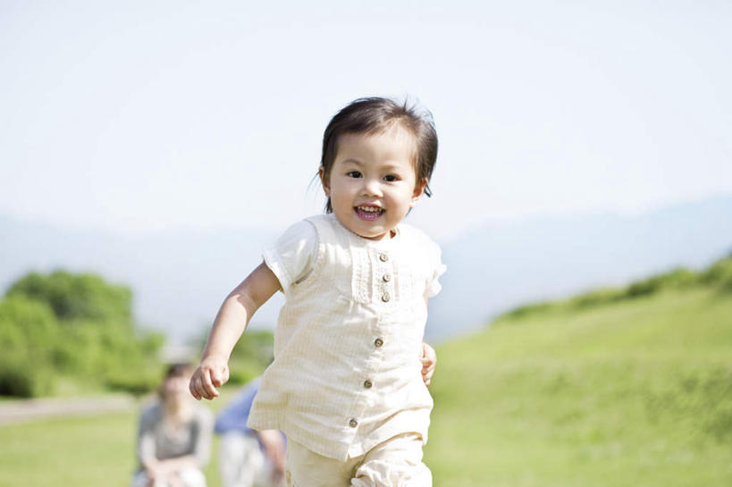 东方人,儿童,三个人,家庭,夫妻,母亲,父亲,女儿,跑,笑,微笑,露齿笑,横图,室外,白天,正面,爱情,锻炼,纯洁,运动,草地,草坪,山,山脉,树林,植物,亚洲,阴影,服装,朦胧,模糊,光线,影子,山峰,山峦,浪漫,注视,休闲装,黄种人,草,树,树木,小孩,衣服,蓝色,绿色,蓝天,天空,阳光,自然,群山,天,观察,看,休闲,温暖,温馨,父女,母女,三口之家,一家人,休闲服,恩爱,父爱,可爱,母爱,童年,童趣,恋人,服饰,生长,成长,观看,和睦,察看,关注,童真,烂漫,无邪,体育,天真,男人,男性,年轻男性,年轻女性,女孩,女人,女性,亚洲人,孩子,年轻人,夫妇,情侣,跑步,半身,彩图,健身,爱,伴侣,融洽,女生