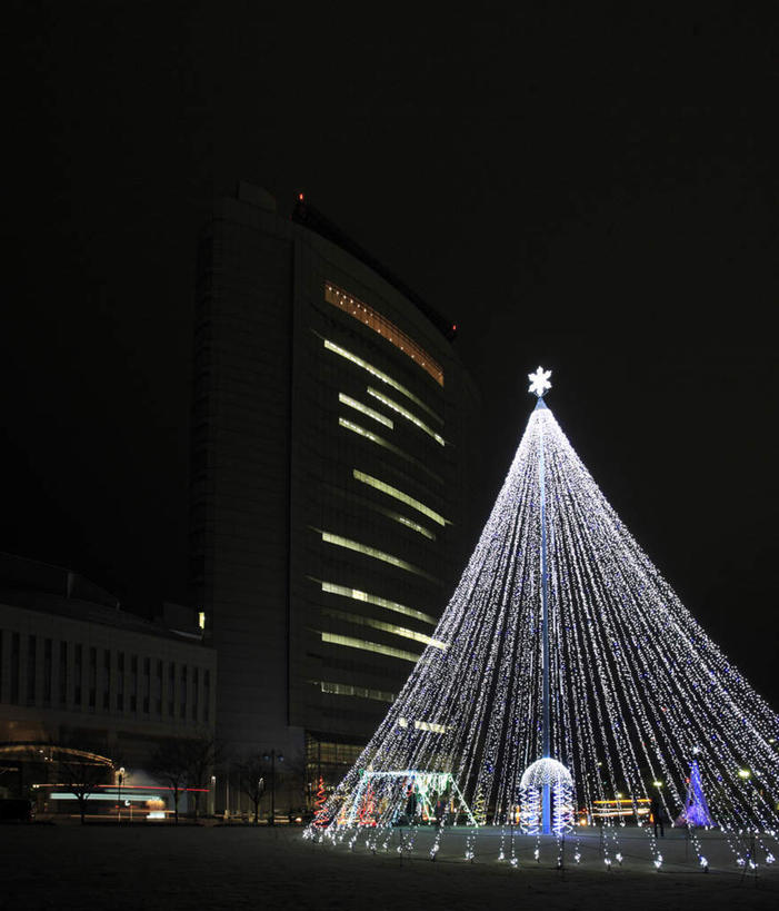 无人,高楼大厦,竖图,彩色,室外,夜晚,仰视,度假,美景,城市风光,标志建筑,城市,大厦,地标,建筑,摩天大楼,霓虹灯,日本,圣诞节,亚洲,阴影,节日,庆祝,光线,影子,景观,冬天,灯光,圣诞树,七彩,光芒,文化,娱乐,光源,建设,霓虹,灯,庆典,享受,休闲,闪耀,景色,放松,纪念,闪烁,照明设备,市政厅,东亚,日本国,氖灯,彩图,低角度拍摄,大楼,高层建筑,高楼,摩天楼