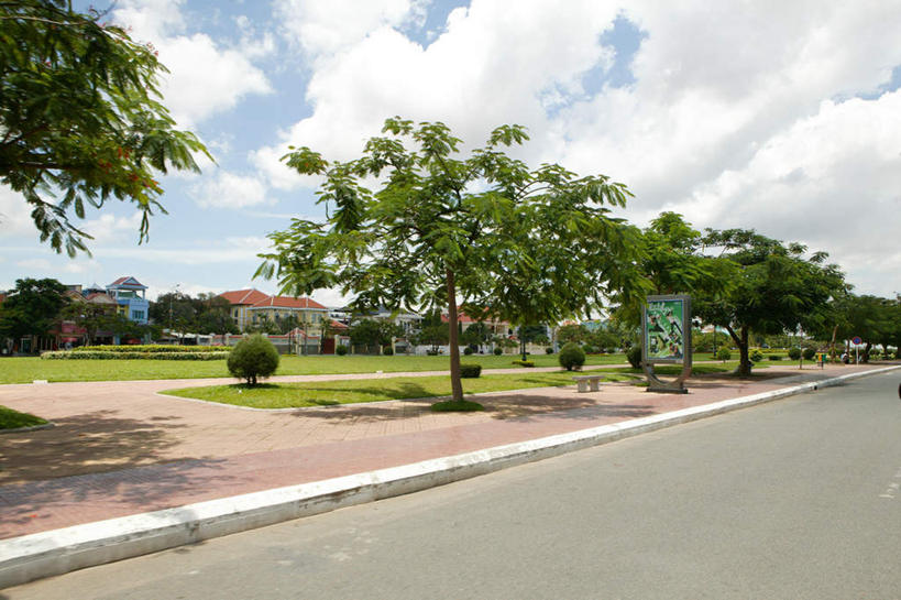 无人,公园,花园,横图,室外,白天,正面,旅游,度假,草地,草坪,花圃,树林,植物,道路,路,公路,柬埔寨,亚洲,一排,阴影,整齐,光线,影子,房屋,屋子,云,云朵,公寓,交通,云彩,娱乐,楼房,路牌,住宅,草,树,树木,排列,蓝色,绿色,白云,蓝天,天空,阳光,自然,天,享受,休闲,放松,东南亚,生长,晴朗,成长,队列,柬埔寨王国,晴空,马路,小花园,彩图,房子