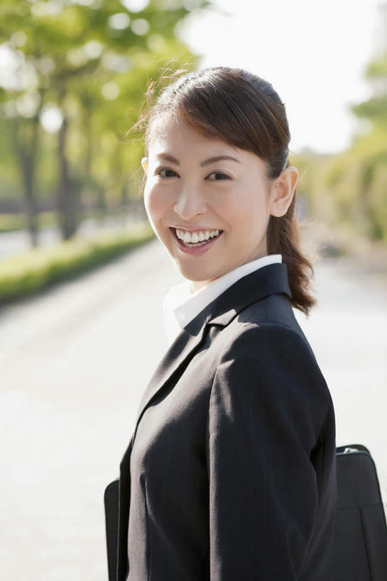 东方人,一个人,商务人士,商务女性,站,笑,微笑,露齿笑,竖图,室外,白天,侧面,树林,植物,道路,路,亚洲,仅一个年轻女性,仅一个女性,仅一个人,一排,阴影,套装,朦胧,模糊,整齐,光线,包,公文包,影子,云,云朵,小路,棕色,交通,云彩,注视,黄种人,树,树木,排列,蓝色,绿色,白云,蓝天,天空,阳光,自然,天,观察,看,站着,商务套装,生长,晴朗,成长,公事包,观看,察看,队列,关注,商务装,工薪阶层,年轻女性,女人,女性,亚洲人,长发,白领,上班族,晴空,站立,半身,彩图