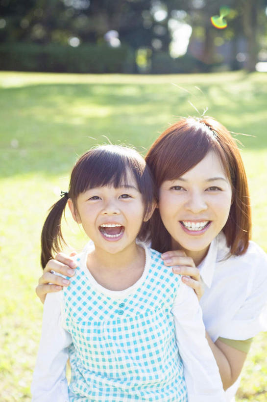 东方人,儿童,两个人,家庭,母亲,女儿,坐,笑,微笑,露齿笑,竖图,室外,白天,正面,纯洁,草地,草坪,树林,植物,亚洲,一排,阴影,服装,朦胧,模糊,整齐,光线,影子,云,云朵,云彩,注视,休闲装,黄种人,肩膀,草,树,树木,排列,小孩,衣服,蓝色,绿色,白云,蓝天,天空,阳光,自然,天,观察,看,休闲,温暖,温馨,母女,一家人,休闲服,可爱,母爱,童年,童趣,搭,服饰,生长,晴朗,成长,观看,童装,和睦,察看,搭着,队列,关注,童真,烂漫,无邪,天真,年轻女性,女孩,女人,女性,亚洲人,孩子,晴空,坐着,半身,彩图,爱,融洽,女生