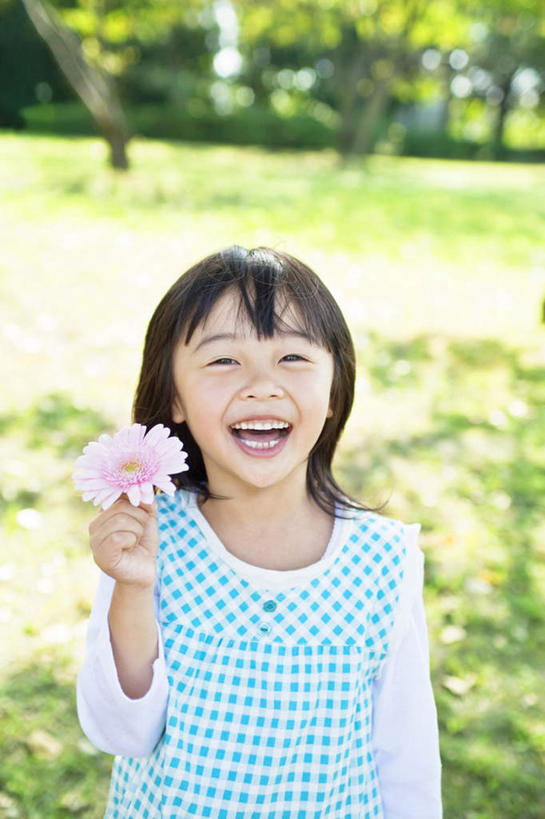 东方人,儿童,一个人,坐,笑,微笑,露齿笑,竖图,室外,白天,正面,纯洁,草地,草坪,树林,植物,亚洲,仅一个女性,仅一个人,一排,阴影,服装,朦胧,模糊,整齐,光线,影子,云,云朵,非洲菊,粉红,云彩,注视,休闲装,黄种人,草,树,树木,排列,一朵,小孩,衣服,蓝色,绿色,白云,蓝天,天空,阳光,自然,天,观察,看,张嘴,仅一个小孩,休闲,休闲服,菊花,可爱,童年,童趣,服饰,生长,晴朗,成长,观看,童装,察看,队列,关注,张大嘴巴,童真,烂漫,无邪,扶郎花,灯盏花,千日菊,天真,女孩,女人,女性,亚洲人,孩子,晴空,张开嘴,坐着,半身,彩图,女生