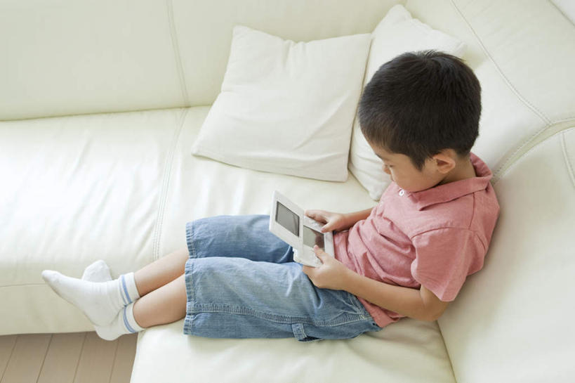 东方人,儿童,一个人,躺,横图,俯视,室内,白天,游戏,沙发,玩具,亚洲,仅一个男性,仅一个人,服装,玩,注视,休闲装,黄种人,娱乐,两个,一个,小孩,衣服,白色,枕头,低头,观察,看,仅一个小孩,休闲,休闲服,益智,服饰,单个,观看,活动,察看,发泄,关注,消遣,智力,布艺沙发,电子词典,宣泄,卧着,男孩,男人,男性,亚洲人,孩子,躺着,玩耍,卧,嬉戏,彩图,高角度拍摄,全身,短发,男生