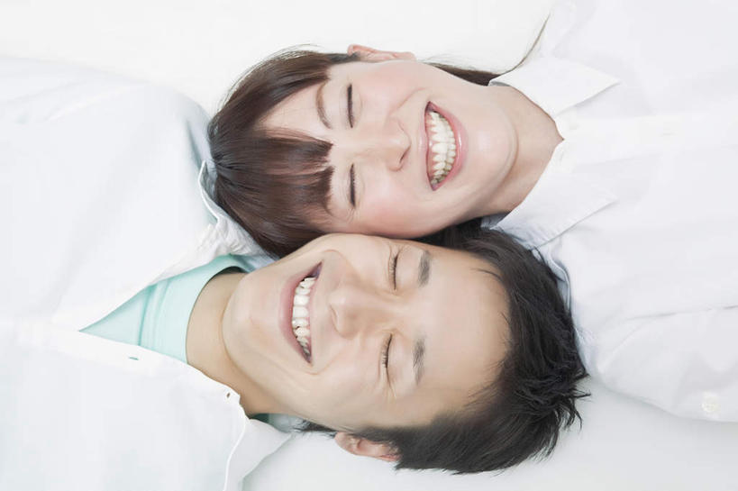 东方人,脸,头,脸颊,两个人,躺,闭眼,笑,微笑,露齿笑,横图,俯视,室内,特写,白天,白色背景,爱情,幸福,亚洲,服装,浪漫,休闲装,黄种人,肩膀,衣服,靠,靠着,休闲,温暖,温馨,休闲服,恩爱,恋人,摄影,服饰,影棚,和睦,卧着,男人,男性,年轻男性,年轻女性,女人,女性,亚洲人,头部,脸部,脸蛋,面部,情侣,闭眼睛,闭着眼,闭着眼睛,躺着,卧,半身,彩图,高角度拍摄,影棚拍摄,拍摄,伴侣,融洽