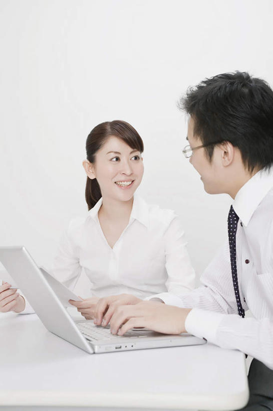 东方人,两个人,商务人士,商务男性,商务女性,坐,竖图,室内,白天,正面,衬衫,电脑,笔记本电脑,亚洲,敲打,套装,网络,注视,黄种人,输入,通讯设备,打字,观察,看,观看,点击,敲击,察看,无线,关注,通信设备,商务装,无线网络,无线上网,便携式电脑,工薪阶层,按键,手提电脑,男人,男性,年轻男性,年轻女性,女人,女性,亚洲人,白领,上班族,坐着,半身,彩图,衬衣