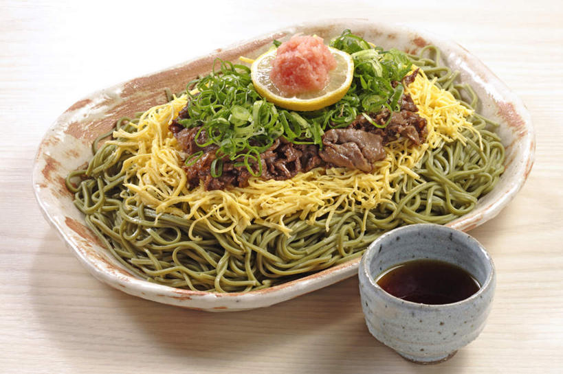 面食,面条,芥末,无人,横图,俯视,室内,特写,白天,烹饪,桌面,桌子,蔬菜,餐具,一堆,许多,切碎,堆叠,堆积,新鲜,装饰,碟子,盘,陶瓷,醋,调料,面,肉,日本料理,料理,食品,陶瓷制品,调味品,调味料,拉面,菜肴,美食,肉类,食物,排列,盘子,容器,碟,碗,日式料理,日式,荞麦面,佳肴,有机食品,绿色食品,储藏,堆,华丽,修饰,点缀,储存,队列,肉食,山葵,衬托,美观,雅致,雅观,泽山葵,溪山葵,芥子末,山嵛菜,芥辣粉,哇沙比,辣根,彩图,高角度拍摄,贮存