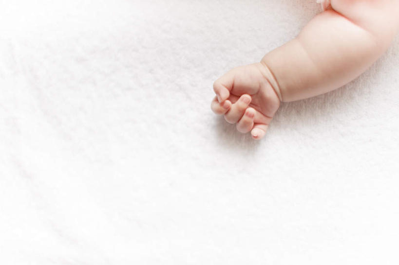 东方人,婴儿,儿童,手,一个人,躺,横图,俯视,室内,特写,白天,白色背景,纯洁,床,亚洲,仅一个人,服装,床单,休闲装,黄种人,被子,小孩,衣服,休闲,手部,休闲服,可爱,摄影,服饰,单人床,活泼,影棚,单手,被单,宝宝,纯真,烂漫,无邪,卧着,伶俐,天真,亚洲人,孩子,躺着,卧,半身,彩图,高角度拍摄,影棚拍摄,拍摄