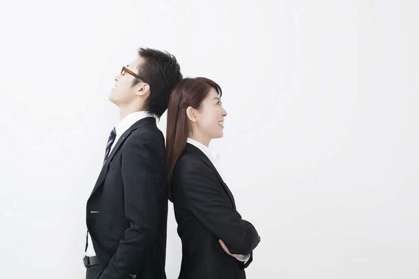 东方人,两个人,商务人士,商务男性,商务女性,站,笑,双手交叉,微笑,露齿笑,横图,室内,白天,白色背景,侧面,衬衫,安全,亚洲,套装,眼镜,依靠,注视,黄种人,观察,看,倚靠,站着,背靠背,背对背,摄影,影棚,观看,察看,双手抱胸,关注,商务装,近视眼镜,工薪阶层,双手抄兜,双手放兜,信任,男人,男性,年轻男性,年轻女性,女人,女性,亚洲人,白领,上班族,插兜,两手抄兜,两手放兜,手插兜,手放口袋,抬头,仰头,站立,半身,彩图,影棚拍摄,衬衣,拍摄,手抄兜