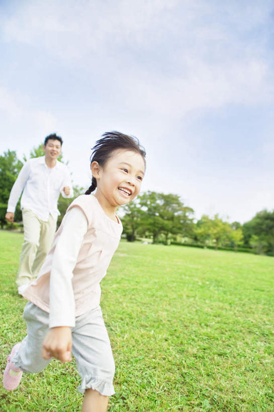 东方人,儿童,家庭,父亲,女儿,跑,笑,微笑,露齿笑,竖图,室外,白天,仰视,锻炼,纯洁,运动,草地,草坪,树林,植物,亚洲,一排,阴影,服装,朦胧,模糊,整齐,光线,影子,注视,休闲装,黄种人,草,树,树木,排列,小孩,衣服,蓝色,绿色,蓝天,天空,阳光,自然,天,观察,看,休闲,温暖,温馨,父女,一家人,休闲服,父爱,可爱,童年,童趣,服饰,生长,成长,观看,和睦,察看,队列,关注,童真,烂漫,无邪,体育,天真,男人,男性,年轻男性,女孩,亚洲人,孩子,年轻人,跑步,半身,彩图,低角度拍摄,健身,融洽,女生