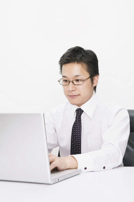 东方人,一个人,商务人士,商务男性,坐,竖图,室内,白天,白色背景,正面,衬衫,电脑,笔记本电脑,桌子,亚洲,仅一个男性,仅一个人,敲打,套装,网络,眼镜,办公桌,领带,注视,黄种人,输入,通讯设备,仅一个年轻男性,打字,观察,看,摄影,影棚,观看,点击,敲击,办公椅,察看,无线,象征,庄重,关注,通信设备,商务装,身份,无线网络,近视眼镜,无线上网,便携式电脑,工薪阶层,正式,地位,按键,手提电脑,男人,男性,年轻男性,亚洲人,白领,上班族,坐着,半身,彩图,影棚拍摄,衬衣,拍摄