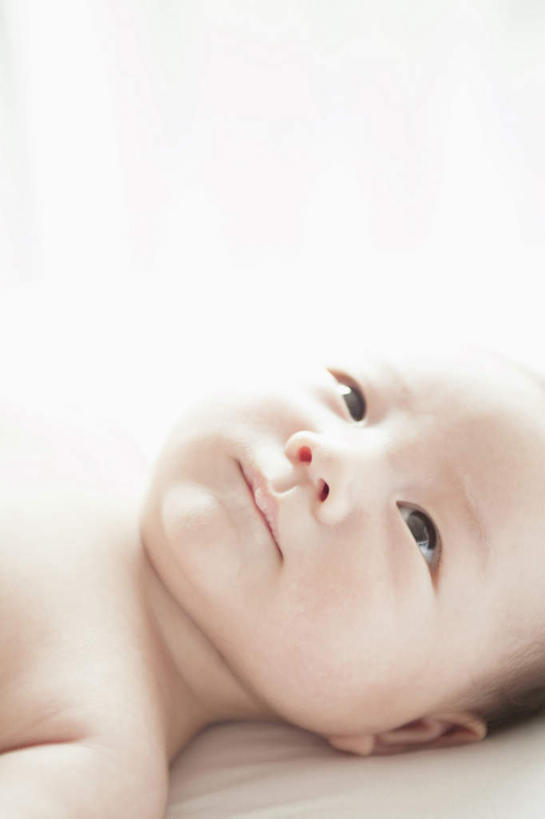 东方人,婴儿,儿童,脸,头,脸颊,一个人,躺,笑,微笑,露齿笑,竖图,俯视,室内,特写,白天,白色背景,纯洁,床,亚洲,仅一个人,朦胧,模糊,床单,注视,黄种人,被子,裸露,肩膀,小孩,观察,看,可爱,摄影,单人床,活泼,影棚,观看,察看,被单,关注,宝宝,纯真,烂漫,无邪,卧着,伶俐,天真,亚洲人,孩子,头部,脸部,脸蛋,面部,躺着,卧,仰卧,半身,彩图,高角度拍摄,影棚拍摄,拍摄