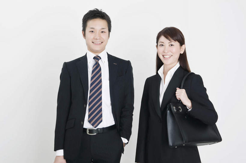 东方人,两个人,商务人士,商务男性,商务女性,站,笑,微笑,露齿笑,横图,室内,白天,白色背景,正面,衬衫,亚洲,套装,包,公文包,领带,注视,黄种人,背着,观察,看,站着,自信,摄影,影棚,公事包,观看,察看,象征,庄重,关注,专业,商务装,身份,工薪阶层,单手抄兜,单手放兜,正式,地位,男人,男性,年轻男性,年轻女性,女人,女性,亚洲人,白领,上班族,插兜,手插兜,手放口袋,站立,半身,彩图,影棚拍摄,衬衣,西服,拍摄,手抄兜