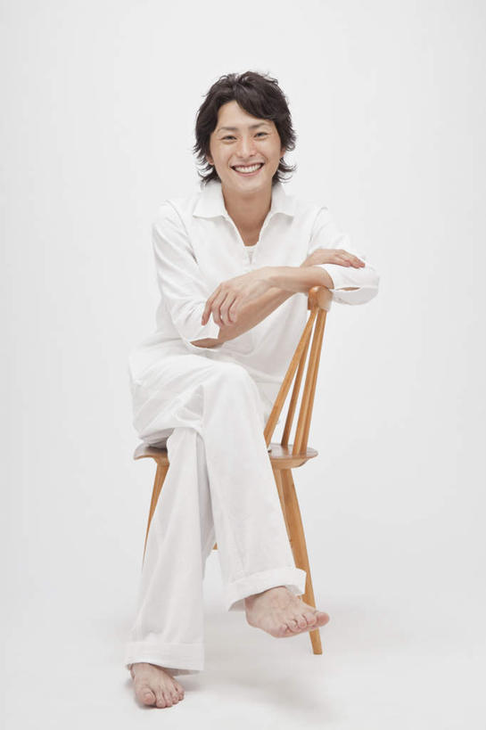 东方人,腿部,脚,脚趾,脚趾甲,腿,一个人,坐,笑,双手交叉,微笑,露齿笑,竖图,室内,白天,白色背景,正面,衬衫,椅子,亚洲,仅一个男性,仅一个人,服装,二郎腿,注视,休闲装,黄种人,光脚,仅一个年轻男性,衣服,白色,观察,看,休闲,赤脚,休闲服,搭,摄影,服饰,影棚,观看,察看,双手抱胸,搭着,关注,男人,男性,年轻男性,亚洲人,脚指甲,坐着,彩图,全身,影棚拍摄,衬衣,拍摄