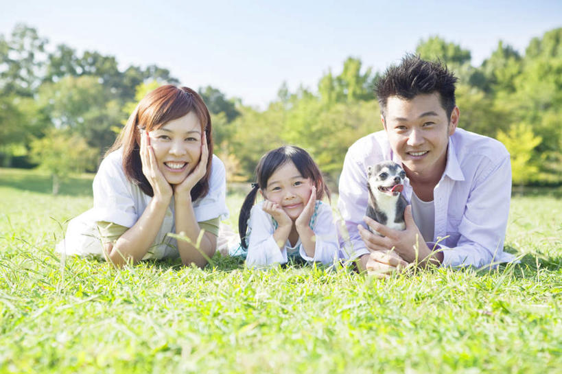 东方人,儿童,三个人,家庭,夫妻,母亲,父亲,女儿,笑,摸,微笑,露齿笑,横图,室外,白天,正面,爱情,纯洁,草地,草坪,树林,植物,宠物,狗,亚洲,一排,撑,抚摸,阴影,服装,朦胧,模糊,整齐,光线,影子,云,云朵,吉娃娃,浪漫,云彩,托腮,注视,休闲装,黄种人,吐舌头,草,树,树木,排列,小孩,衣服,蓝色,绿色,白云,蓝天,天空,阳光,自然,动物,天,观察,看,趴着,托,休闲,温暖,温馨,父女,母女,三口之家,一家人,休闲服,恩爱,父爱,可爱,母爱,童年,童趣,恋人,服饰,生长,晴朗,成长,观看,和睦,察看,撑着,队列,关注,托下巴,亲情,童真,亲属,烂漫,无邪,忠诚,芝娃娃,奇娃娃,吉娃娃犬,齐花花,天真,男人,男性,年轻男性,年轻女性,女孩,女人,女性,亚洲人,孩子,年轻人,夫妇,情侣,晴空,犬,触摸,接触,趴,彩图,全身,伴侣,融洽,女生