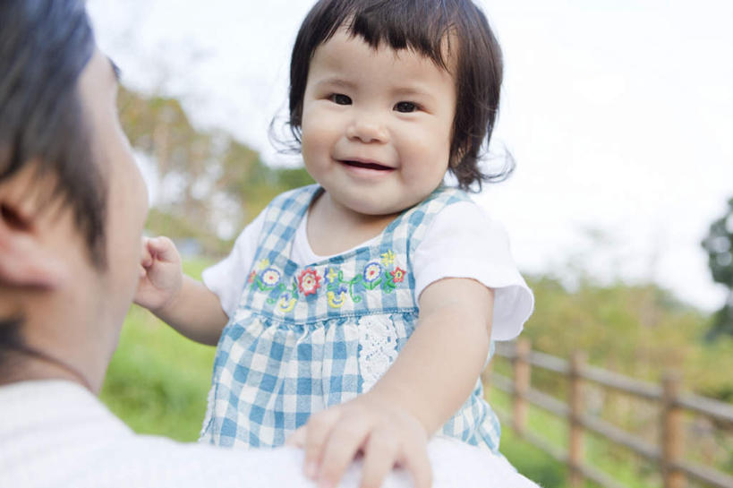 东方人,婴儿,儿童,脸,头,脸颊,手,背部,两个人,家庭,父亲,栏杆,站,抱,笑,微笑,露齿笑,横图,室外,特写,白天,正面,纯洁,草地,草坪,树林,植物,道路,路,亚洲,双手,服装,朦胧,模糊,木制,扶手,小路,交通,注视,休闲装,黄种人,护栏,肩膀,草,树,树木,小孩,衣服,绿色,天空,自然,木制品,天,观察,看,站着,休闲,温暖,温馨,一家人,手部,休闲服,父爱,可爱,童年,童趣,服饰,活泼,乡间小路,生长,晴朗,成长,抱着,观看,和睦,察看,搂着,关注,宝宝,童真,纯真,烂漫,无邪,万里无云,伶俐,天真,男人,男性,年轻男性,亚洲人,孩子,年轻人,头部,脸部,脸蛋,面部,晴空,晴空万里,怀抱,搂,搂抱,相抱,拥抱,站立,半身,彩图,融洽