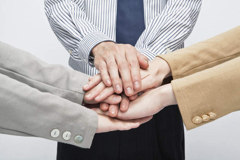 东方人,手,三个人,同事,商务人士,商务男性,商务女性,站,横图,俯视,室内,特写,白天,白色背景,衬衫,成功,合作,团队,集体,信心,亚洲,双手,握,套装,黄种人,鼓励,队伍,加油,站着,手部,打气,握着,摄影,影棚,领导,成就,鼓舞,商务装,合伙,领袖,工薪阶层,男人,男性,年轻男性,年轻女性,女人,女性,亚洲人,白领,上班族,站立,半身,彩图,高角度拍摄,影棚拍摄,衬衣,拍摄