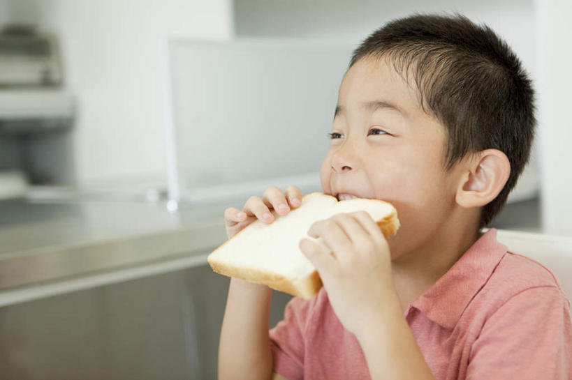 点心,面包,东方人,儿童,脸,头,脸颊,手,一个人,坐,吃,横图,室内,特写,白天,正面,纯洁,厨房,亚洲,双手,仅一个男性,仅一个人,服装,朦胧,模糊,食品,面点,拿,拿着,注视,休闲装,黄种人,肩膀,食物,糕点,小孩,衣服,白色,观察,看,仅一个小孩,休闲,手部,休闲服,可爱,童年,童趣,服饰,观看,察看,关注,童真,烂漫,无邪,天真,男孩,男人,男性,亚洲人,孩子,头部,脸部,脸蛋,面部,嚼,食,坐着,半身,彩图,灶间,男生