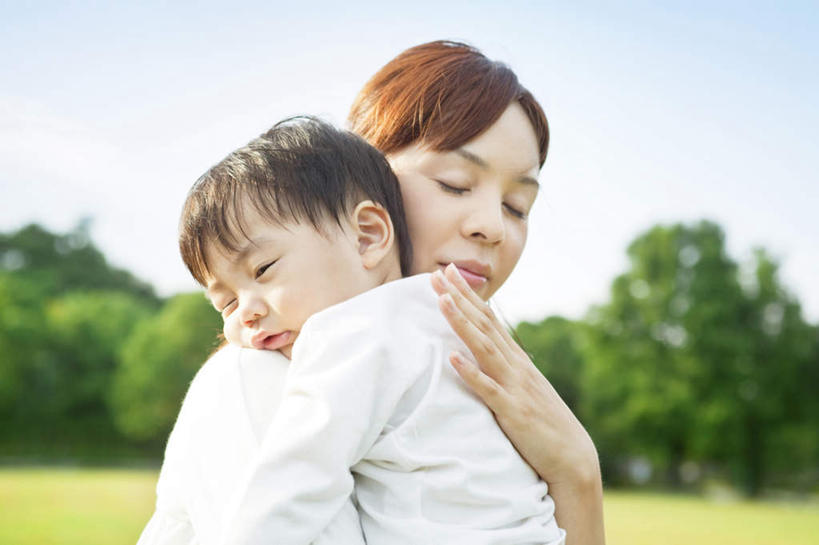 东方人,儿童,脸,头,脸颊,手,家庭,母亲,儿子,站,闭眼,抱,睡,横图,室外,特写,白天,侧面,纯洁,草地,草坪,树林,植物,亚洲,一排,阴影,服装,朦胧,模糊,整齐,光线,影子,云,云朵,云彩,注视,休闲装,黄种人,肩膀,草,树,树木,排列,小孩,衣服,蓝色,绿色,白云,蓝天,天空,阳光,自然,天,观察,看,站着,休闲,温暖,温馨,母子,一家人,手部,休闲服,可爱,母爱,童年,童趣,服饰,生长,晴朗,成长,安抚,抱着,观看,单手,和睦,察看,搂着,队列,关注,亲情,童真,烂漫,无邪,天真,男孩,年轻女性,女人,女性,亚洲人,孩子,年轻人,头部,脸部,脸蛋,面部,晴空,闭眼睛,闭着眼,闭着眼睛,怀抱,困,困觉,搂,搂抱,寝息,睡觉,相抱,拥抱,站立,半身,彩图,融洽,男生