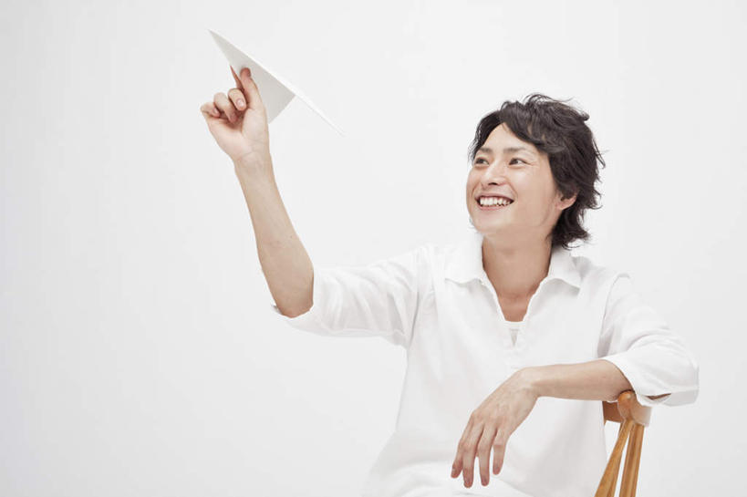 东方人,一个人,坐,笑,微笑,露齿笑,横图,室内,白天,白色背景,正面,飞机,椅子,亚洲,仅一个男性,仅一个人,握,服装,艺术,折纸,纸艺,手工艺品,木椅,拿,拿着,注视,休闲装,黄种人,文化,仅一个年轻男性,衣服,工艺品,观察,看,休闲,休闲服,握着,摄影,服饰,影棚,观看,纸飞机,察看,高雅,关注,工艺折纸,自信心,品位,男人,男性,年轻男性,亚洲人,坐着,半身,彩图,影棚拍摄,拍摄