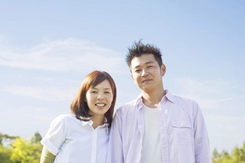 东方人,两个人,站,握手,笑,微笑,露齿笑,横图,室外,白天,仰视,衬衫,爱情,树林,植物,亚洲,一排,阴影,服装,整齐,光线,影子,云,云朵,浪漫,云彩,注视,休闲装,黄种人,树,树木,排列,衣服,蓝色,绿色,白云,蓝天,天空,阳光,自然,天,观察,看,站着,休闲,温暖,温馨,休闲服,恩爱,恋人,服饰,生长,晴朗,成长,观看,和睦,察看,队列,关爱,关注,男人,男性,年轻男性,年轻女性,女人,女性,亚洲人,情侣,晴空,搀手,拉手,手搀手,手拉手,手牵手,手握手,站立,半身,彩图,低角度拍摄,衬衣,伴侣,融洽