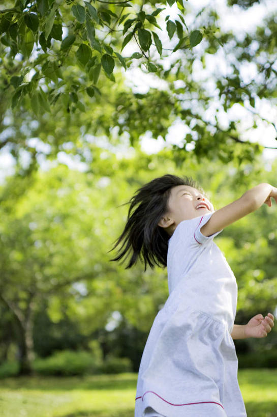 东方人,儿童,一个人,跑,投,竖图,室外,白天,侧面,锻炼,纯洁,运动,草地,草坪,树林,植物,亚洲,仅一个女性,仅一个人,一排,阴影,服装,朦胧,模糊,整齐,光线,影子,云,云朵,云彩,注视,休闲装,黄种人,草,树,树木,排列,小孩,衣服,蓝色,绿色,白云,蓝天,天空,阳光,自然,天,观察,看,仅一个小孩,休闲,休闲服,可爱,童年,童趣,服饰,生长,晴朗,成长,观看,察看,队列,关注,童真,烂漫,无邪,体育,天真,女孩,女人,女性,亚洲人,孩子,晴空,抛,跑步,扔,撒,掷,半身,彩图,健身,女生