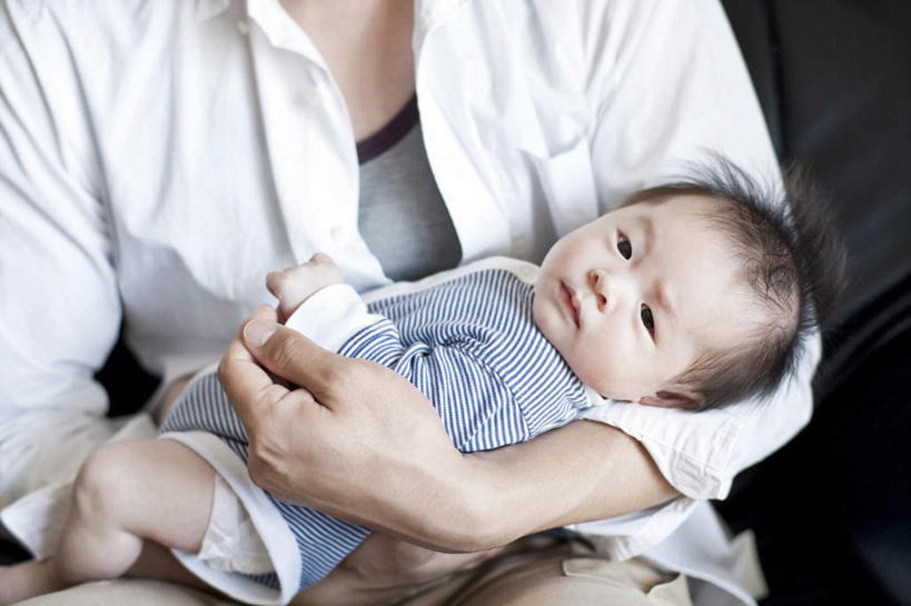 东方人,婴儿,儿童,两个人,家庭,母亲,坐,抱,横图,俯视,室内,白天,纯洁,沙发,亚洲,服装,注视,休闲装,黄种人,小孩,衣服,观察,看,休闲,温暖,温馨,一家人,休闲服,可爱,母爱,童年,童趣,服饰,活泼,抱着,观看,和睦,察看,搂着,关注,宝宝,童真,纯真,烂漫,无邪,母婴,伶俐,天真,年轻女性,女人,女性,亚洲人,孩子,年轻人,怀抱,搂,搂抱,相抱,拥抱,坐着,半身,彩图,高角度拍摄,融洽,皮沙发