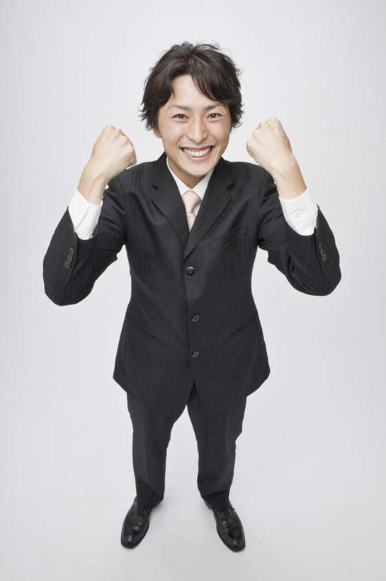 东方人,一个人,商务人士,商务男性,站,笑,微笑,露齿笑,竖图,俯视,室内,白天,白色背景,衬衫,亚洲,仅一个男性,仅一个人,握,套装,领带,注视,黄种人,鼓励,仅一个年轻男性,观察,加油,看,手势,握拳,站着,打气,握着,摄影,影棚,观看,察看,象征,庄重,关注,鼓舞,商务装,身份,工薪阶层,正式,地位,男人,男性,年轻男性,亚洲人,白领,上班族,站立,彩图,高角度拍摄,全身,影棚拍摄,衬衣,拍摄