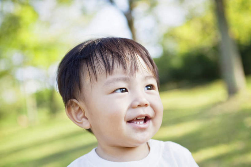 东方人,儿童,脸,头,脸颊,一个人,站,笑,微笑,露齿笑,横图,室外,特写,白天,正面,纯洁,草地,草坪,树林,植物,亚洲,仅一个男性,仅一个人,一排,阴影,服装,朦胧,模糊,整齐,光线,影子,云,云朵,云彩,注视,休闲装,黄种人,肩膀,草,树,树木,排列,小孩,衣服,蓝色,绿色,白云,蓝天,天空,阳光,自然,天,观察,看,站着,仅一个小孩,休闲,休闲服,可爱,童年,童趣,服饰,生长,晴朗,成长,观看,察看,队列,关注,童真,烂漫,无邪,天真,男孩,男人,男性,亚洲人,孩子,头部,脸部,脸蛋,面部,晴空,站立,半身,彩图,男生