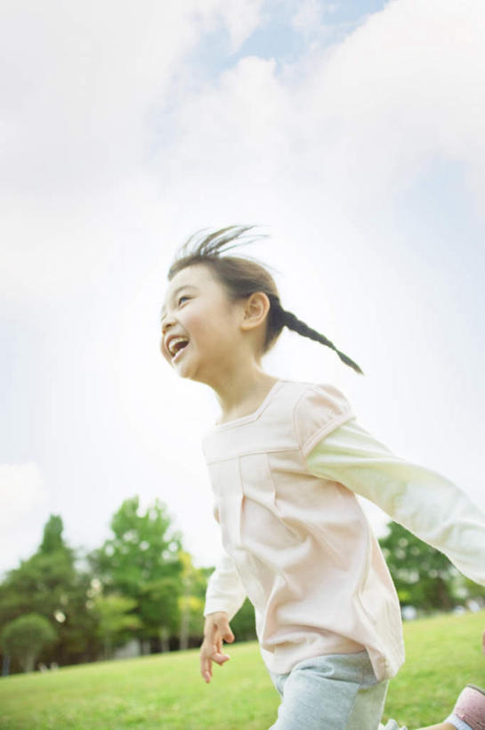 东方人,儿童,一个人,跑,竖图,室外,白天,仰视,锻炼,纯洁,运动,草地,草坪,树林,植物,亚洲,仅一个女性,仅一个人,一排,阴影,服装,整齐,光线,影子,云,云朵,云彩,注视,休闲装,黄种人,草,树,树木,排列,小孩,衣服,蓝色,绿色,白云,蓝天,天空,阳光,自然,天,观察,看,仅一个小孩,休闲,辫子,休闲服,可爱,童年,童趣,服饰,生长,晴朗,成长,观看,察看,队列,关注,童真,烂漫,无邪,体育,天真,女孩,女人,女性,亚洲人,孩子,晴空,跑步,半身,彩图,低角度拍摄,健身,女生