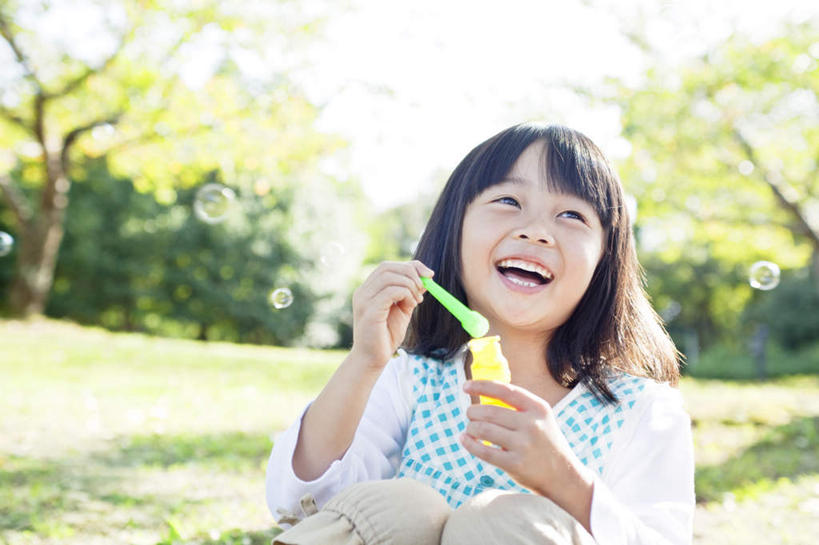 东方人,儿童,一个人,坐,笑,微笑,露齿笑,横图,室外,白天,正面,纯洁,草地,草坪,树林,植物,亚洲,仅一个女性,仅一个人,一排,阴影,服装,朦胧,模糊,整齐,光线,影子,云,云朵,云彩,注视,休闲装,黄种人,草,树,树木,排列,小孩,衣服,蓝色,绿色,白云,蓝天,天空,阳光,自然,泡泡,天,吹,观察,看,仅一个小孩,休闲,休闲服,可爱,童年,童趣,服饰,生长,晴朗,成长,观看,察看,队列,关注,童真,烂漫,无邪,天真,女孩,女人,女性,亚洲人,孩子,晴空,坐着,半身,彩图,女生