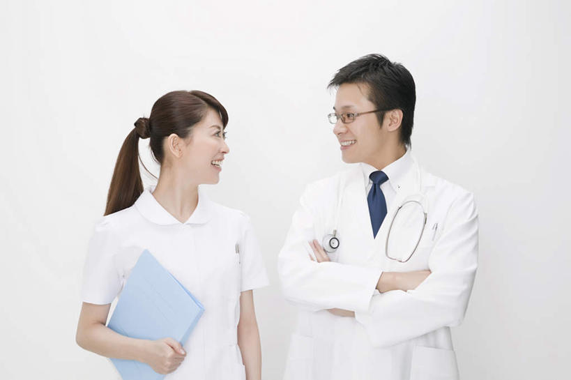 东方人,两个人,医生,护士,站,笑,双手交叉,微笑,露齿笑,横图,室内,白天,白色背景,正面,工作服,制服,亚洲,握,材料,档案,文件,眼镜,领带,拿,拿着,注视,黄种人,听诊器,资料,观察,看,站着,医护人员,医疗人员,握着,摄影,影棚,观看,察看,医疗设备,双手抱胸,白衣天使,象征,庄重,关注,文档,身份,近视眼镜,正式,地位,工作制服,男人,男性,年轻男性,年轻女性,女人,女性,亚洲人,大夫,站立,半身,彩图,影棚拍摄,工作套服,拍摄