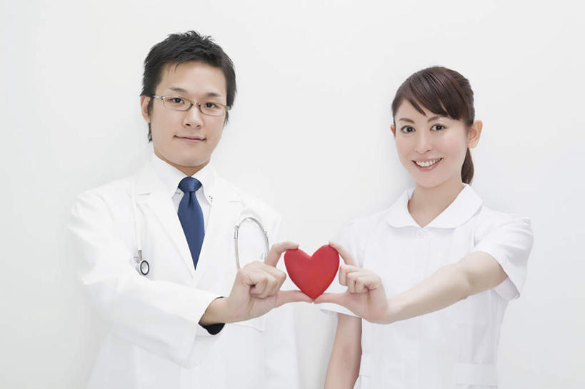 东方人,两个人,医生,护士,站,举,笑,微笑,露齿笑,横图,室内,白天,白色背景,正面,工作服,制服,爱情,亚洲,握,爱心,领带,浪漫,注视,黄种人,观察,看,手势,托,站着,医护人员,医疗人员,温暖,温馨,心形,恩爱,握着,摄影,影棚,观看,和睦,察看,白衣天使,象征,庄重,食指,关注,身份,正式,地位,工作制服,男人,男性,年轻男性,年轻女性,女人,女性,亚洲人,心型,大拇指,大夫,举起,举手,举着,向上举,向上伸,向上托,站立,半身,彩图,影棚拍摄,工作套服,拍摄,融洽