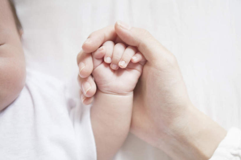 东方人,婴儿,儿童,脸,头,脸颊,手,两个人,家庭,母亲,闭眼,握手,睡,横图,俯视,室内,特写,白天,婴儿服装,纯洁,床,亚洲,朦胧,模糊,床单,黄种人,被子,肩膀,小孩,温暖,温馨,一家人,手部,可爱,母爱,童年,童趣,单人床,活泼,单手,和睦,被单,关爱,亲情,宝宝,童真,纯真,烂漫,无邪,母婴,伶俐,天真,年轻女性,女人,女性,亚洲人,孩子,年轻人,头部,脸部,脸蛋,面部,闭眼睛,闭着眼,闭着眼睛,搀手,困,困觉,拉手,寝息,手搀手,手拉手,手牵手,手握手,睡觉,半身,彩图,高角度拍摄,婴儿服,融洽,襁褓