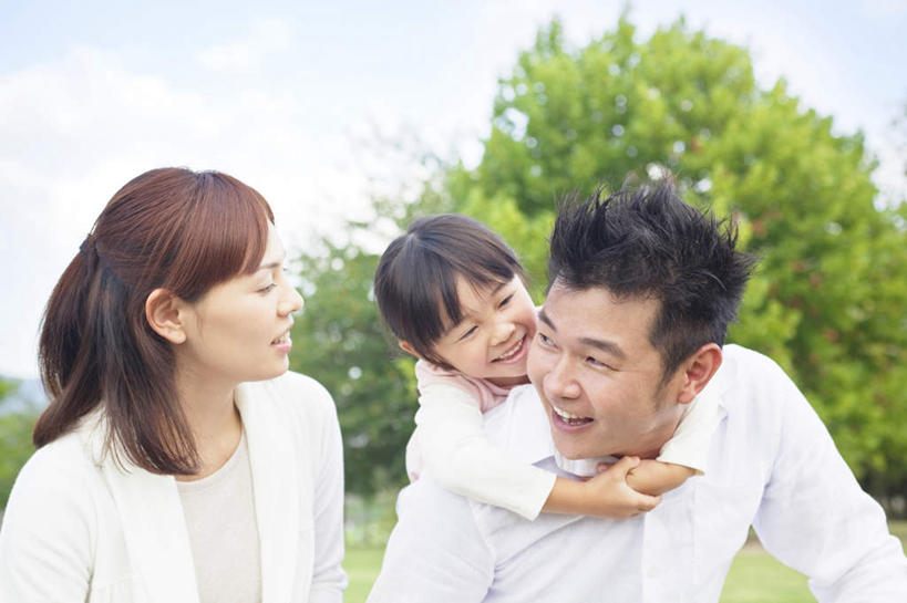 东方人,儿童,背,三个人,家庭,夫妻,母亲,父亲,女儿,站,抱,笑,微笑,露齿笑,横图,室外,白天,正面,爱情,纯洁,草地,草坪,树林,植物,亚洲,一排,阴影,服装,朦胧,模糊,整齐,光线,影子,云,云朵,浪漫,云彩,扭头,注视,休闲装,黄种人,草,树,树木,排列,小孩,衣服,蓝色,绿色,白云,蓝天,天空,阳光,自然,天,背着,观察,看,站着,转头,休闲,温暖,温馨,父女,母女,三口之家,一家人,休闲服,恩爱,父爱,可爱,母爱,童年,童趣,恋人,服饰,生长,晴朗,成长,抱着,观看,和睦,察看,搂着,队列,关注,童真,烂漫,无邪,背负,天真,男人,男性,年轻男性,年轻女性,女孩,女人,女性,亚洲人,孩子,年轻人,夫妇,情侣,晴空,搂,搂抱,站立,半身,彩图,伴侣,融洽,女生