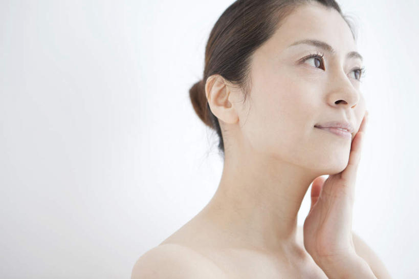 东方人,脸,头,脸颊,手,一个人,站,摸,横图,室内,特写,白天,白色背景,侧面,亚洲,仅一个女性,仅一个人,抚摸,注视,黄种人,裸露,肩膀,观察,看,站着,仅一个中年女性,健康,手部,摄影,影棚,观看,单手,察看,关注,裸,女人,女性,中年女性,亚洲人,头部,脸部,脸蛋,面部,触摸,接触,抬头,仰头,站立,半身,彩图,影棚拍摄,拍摄