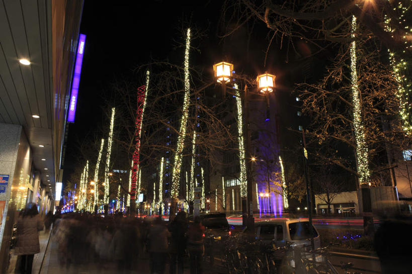 无人,高楼大厦,横图,彩色,室外,夜晚,仰视,度假,美景,城市风光,标志建筑,城市,大厦,地标,建筑,摩天大楼,霓虹灯,日本,圣诞节,亚洲,许多,节日,朦胧,模糊,庆祝,装饰,景观,灯光,七彩,很多,文化,娱乐,光源,建设,霓虹,灯,庆典,享受,休闲,景色,放松,大阪,纪念,华丽,修饰,点缀,照明设备,东亚,本州,大阪府,本州岛,日本国,近畿地方,近畿,氖灯,衬托,美观,雅致,雅观,彩图,低角度拍摄,大楼,高层建筑,高楼,摩天楼